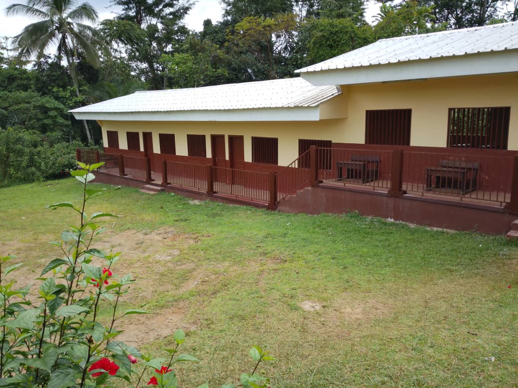 Bâtiment communautaire toit tôle — Gabon