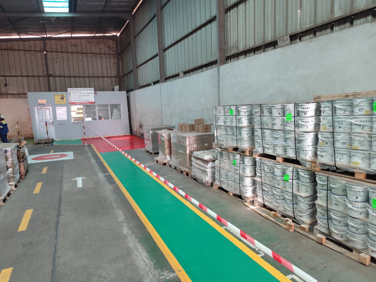 Entrepôt industriel avec stockage sur palettes — Libreville