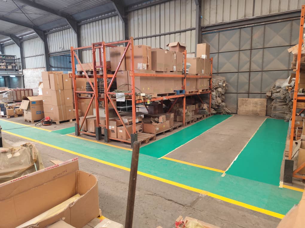 Stockage industriel avec rayonnages métalliques — Libreville